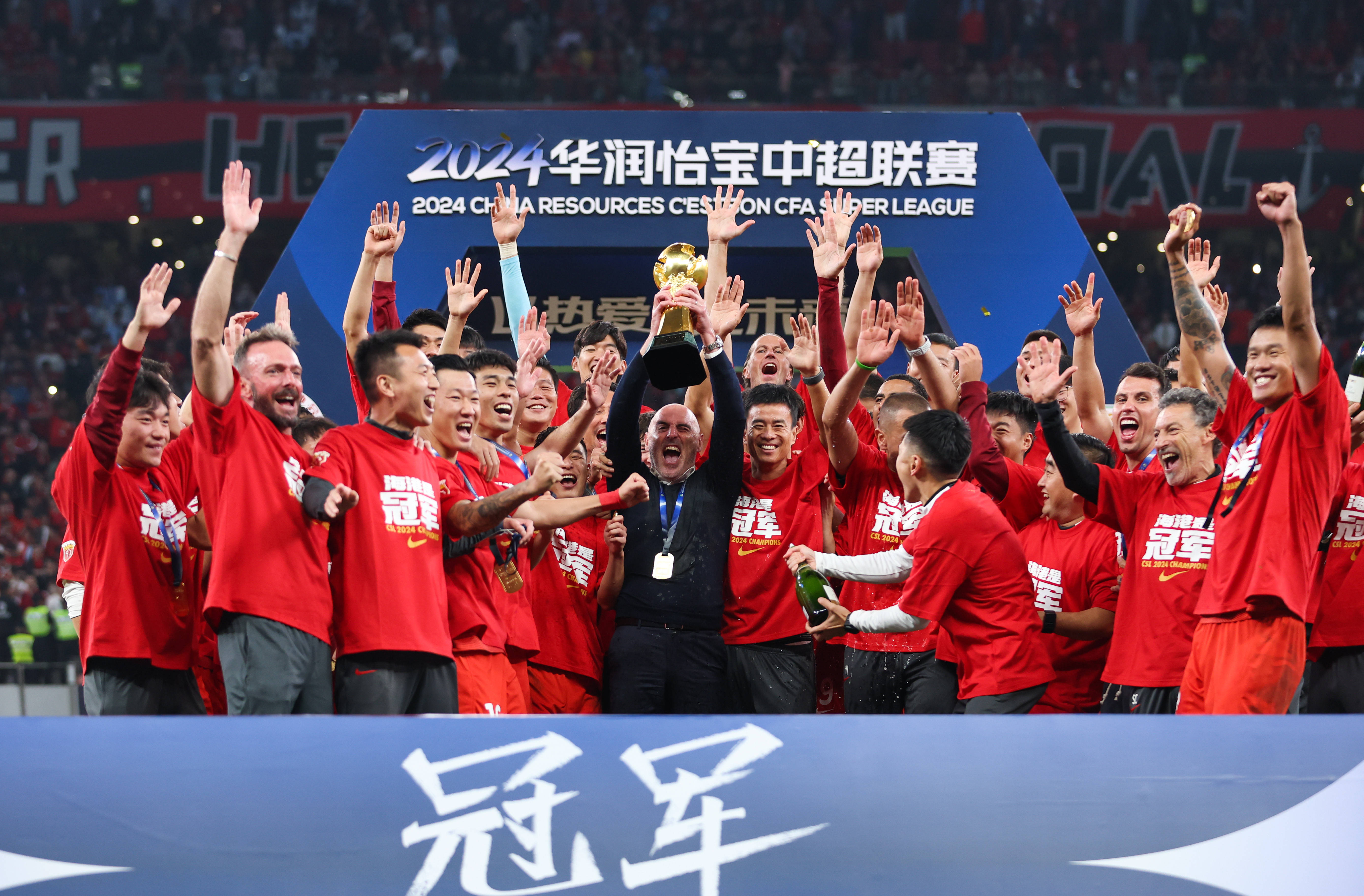 中国足球职业联赛集结强队，球员表现出色