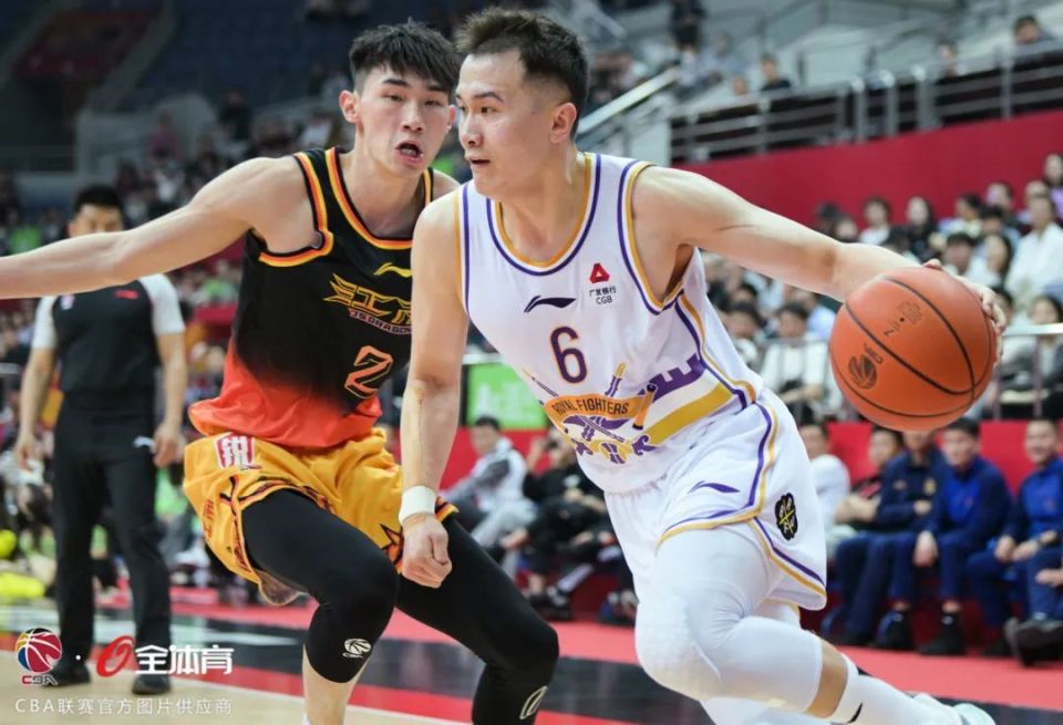 江苏男篮备战对抗浙江队，全队精气神十足的简单介绍
