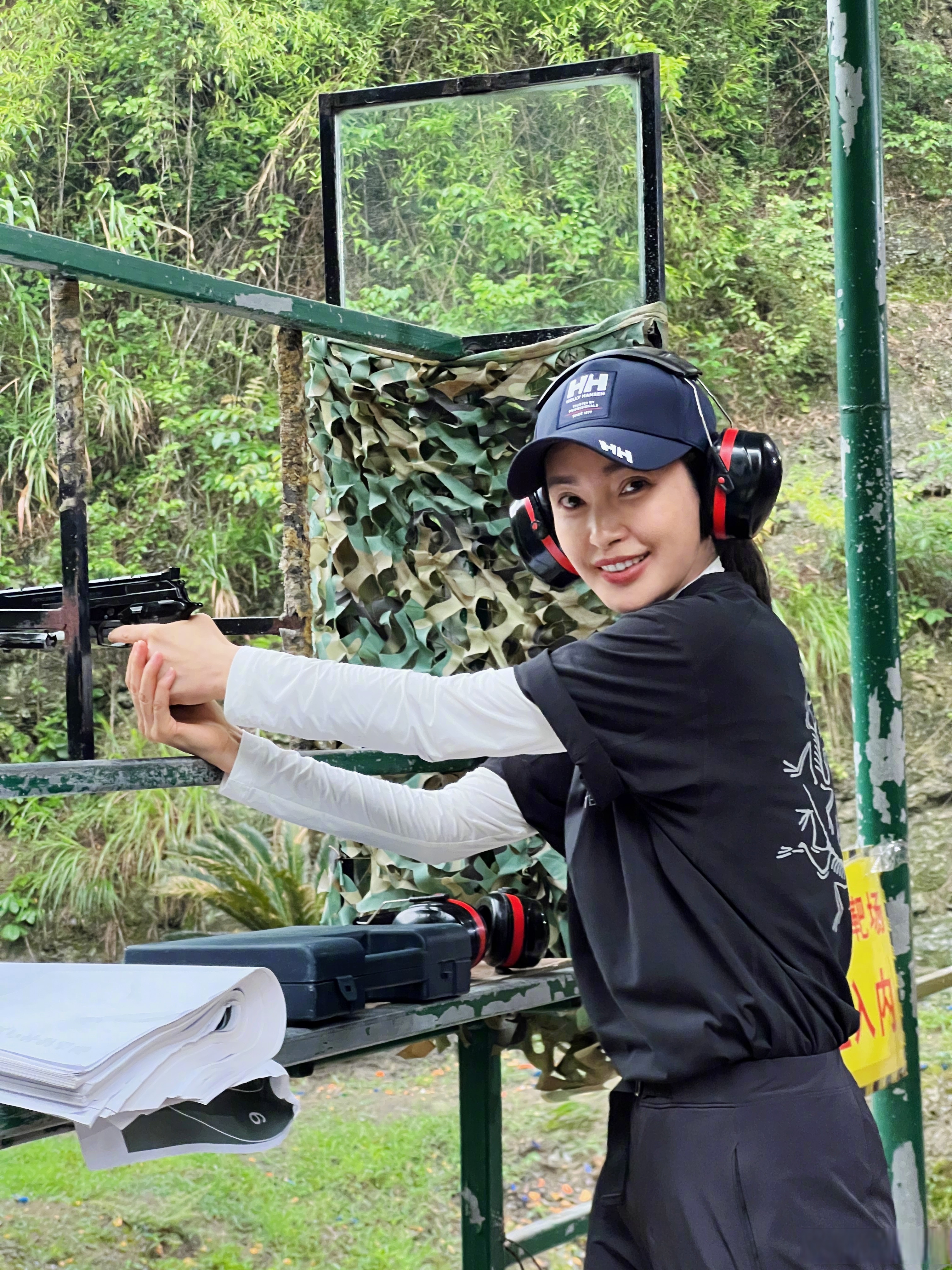 射击女选手稳扎稳打取得胜利