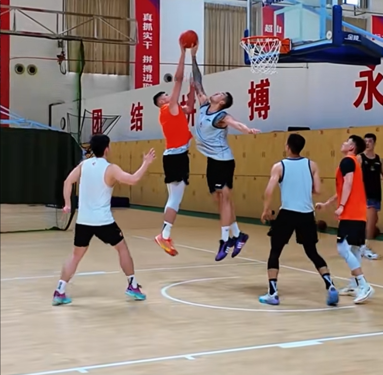 邱彪安排年轻队员晚上加练投篮教练组要一起参加的简单介绍